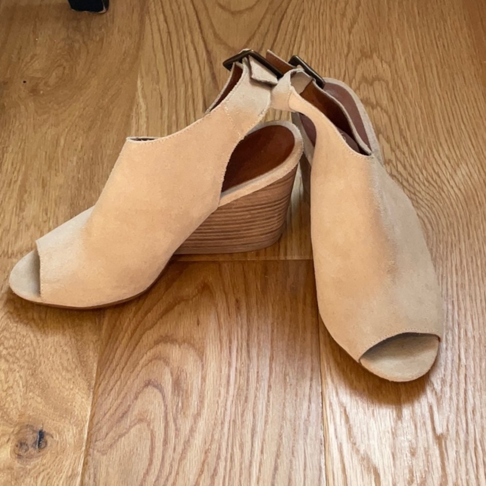 NWOB Howsty Genuine Suede Nude Peep Toe Like-Wedges. Never Been Worn! Size 38